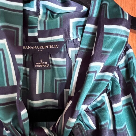 CLOSE OUT SALE: Banana Republic Silky Navy & Green Sleeveless Blouse - Small - Picture 2 of 7